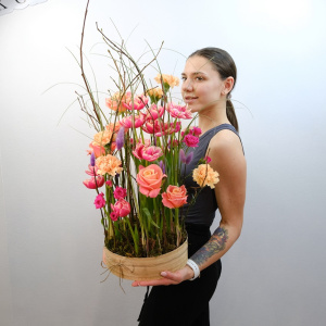 Тюльпаны и розы в композиции "Дом лесной феи"