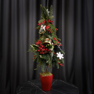 Ёлка ручной работы из нобилиса с красным декором в кашпо