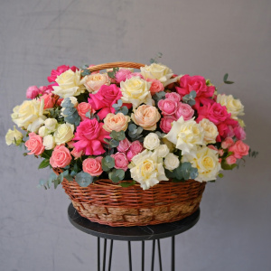 Нежный микс из французских, кустовых и ароматных роз в большой корзине "Облако Грёз"