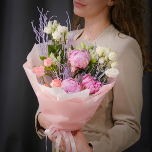 Розовые пионы и эустома в нежном букете