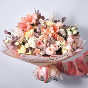 Амариллисы и пионовидные розы в букете «50 оттенков нежности»