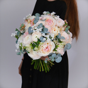 Ранункулюсы и пионовидные розы в букете "Тайная нежность"