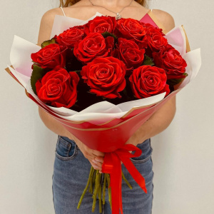 15 алых роз