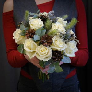 Зимний букет невесты с белыми розами, эвкалиптом и шишками