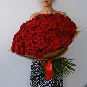 101 красная роза Россия, 60 см с вазой
