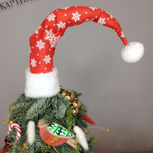 Нарядная ёлка в шапочке