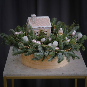 Новогодняя композиция из нобилиса "Пряничный домик" в розовых оттенках