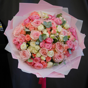 Пионовидные и кустовые розы в большом пышном букете "Le Charme"