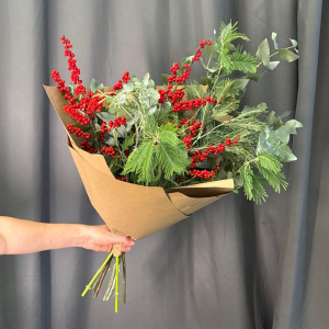 Зеленый букет для интерьера: мимоза, илекс и эвкалипт