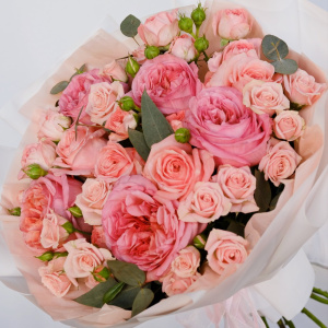 Пионовидные розы в персиковом букете «Ю энд Ми»