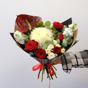 Антуриум и розы в стильном букете