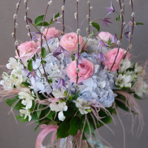 Букет на Пасху интерьерный: верба, ранункулюсы и гортензия