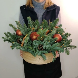 Новогодняя композиция из нобилиса в золотых оттенках с шишками, корицей и апельсинами