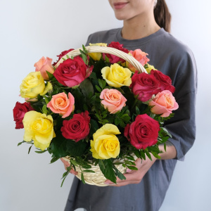 Яркие розы в корзине, 25 штучек