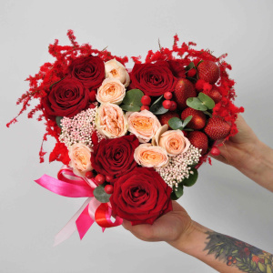 Красные розы и клубника в коробке - сердце