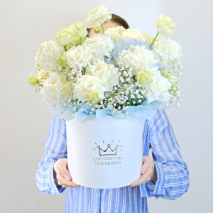 Эустома, гортензия и гипсофила в коробке