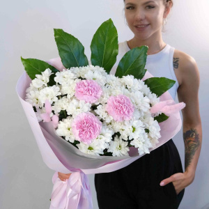 Хризантемы и диантусы в пышном букете "Зайка моя"