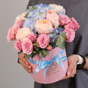 Гортензия и пионовидные розы в коробочке "Ванильное небо"