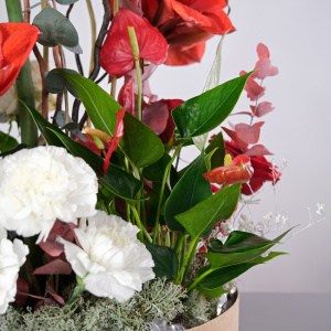 Амариллисы, антуриум и лотосы в композиции "Цветочное пламя"