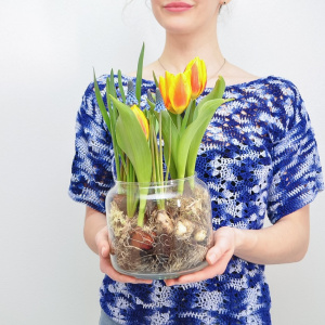 Садик с первоцветами: тюльпаны и мускари в стеклянной вазе