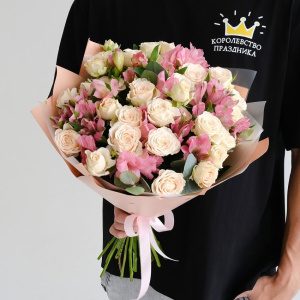 Кустовые розы и альстромерия в милом букете "Сливочный Рассвет"