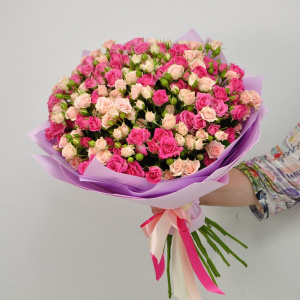 Кустовые розы, 31 штучка букет с вазой