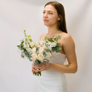 Букет невесты с розами и эвкалиптом "Белоснежный"