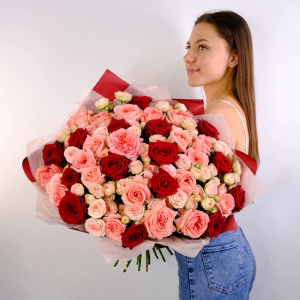 Кустовые и пионовидные розы в букете "Ассоль"