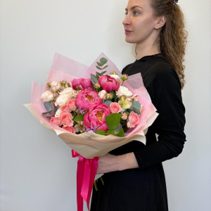 Коралловые пионы и пионовидные розы в букете «Принцесса сердца»