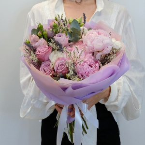 Ароматные пионы и пионовидные розы в букете 