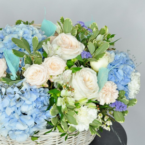 Гортензия и пионовидные розы в корзине Голубая лагуна