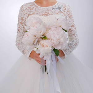 Белые пионы и розы в нежном букете "Аврора"