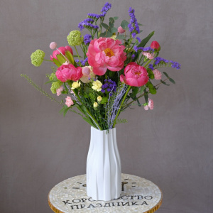 Букет в вазе. Коралловые пионы, статица и яркая зелень