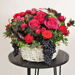 Ароматные розы Пинк Флойд в корзине "Сказки Осени"