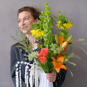 Букет в вазе. Фритиллярия, сочная зелень и пламенные розы "Медовый зной"