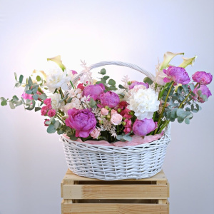 Пионы, каллы и розы в большой эффектной корзине "Букет Мечты"