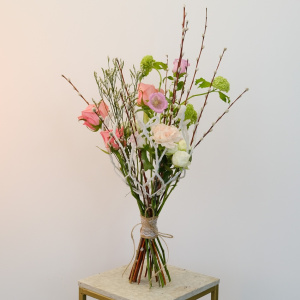 Пасхальный букет с вербой, розами и колокольчиками на каркасе ручной работы