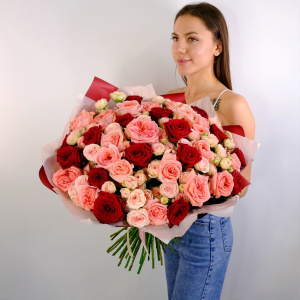 Кустовые и пионовидные розы в букете "Ассоль"