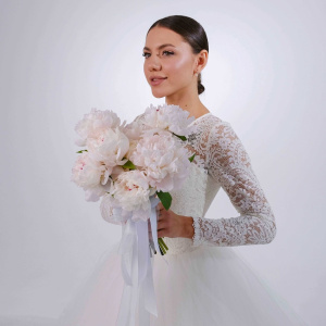 Белые пионы и розы в нежном букете "Аврора"