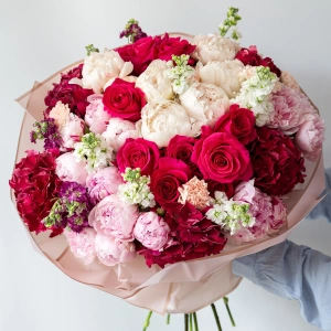 Пионы, гортензия, пионовидные розы "Обнимаю нежно"