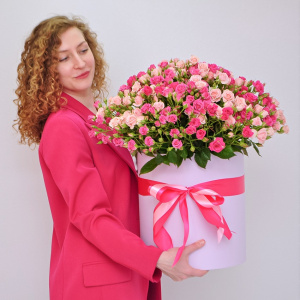 Кустовые розы, 31 штучка в большой коробке