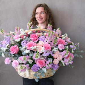 Ароматные розы и антирринум в роскошной корзине в сиреневых оттенках