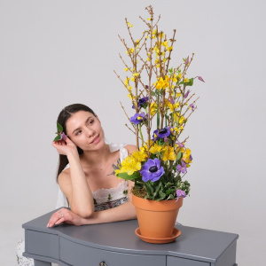 Анемоны и цветущие ветки форзиции в композиции "Волшебный сад"