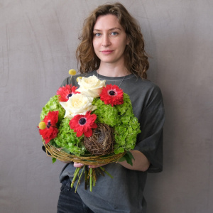 Гортензия и красные анемоны в букете на Пасху с декором