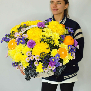 Хризантемы и ирисы в солнечной корзине "Сочный апельсин"