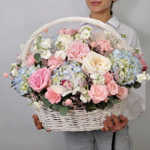 Голубая гортензия, орхидеи и розы в большой корзине "Мечта принцессы"