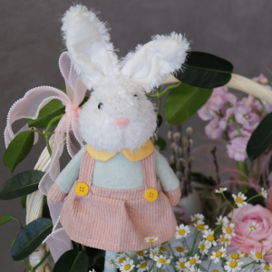 Букет на Пасху в корзине с Зайкой: верба, ранункулюсы, гортензии и ветки вишни