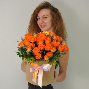 Кустовые розы и лаванда в коробочке "Жаркие объятия лета"