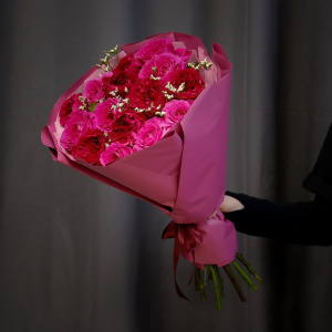 Красные пионовидные розы, 15 штучек (Английские розы Дэвида Остина)