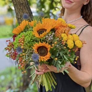 Подсолнухи, хризантема и ягоды в букете "Солнечный вальс"